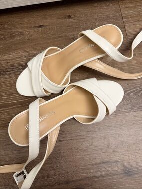 Berness White Strappy Block Heel Sandals, Women’s Size 7.5
